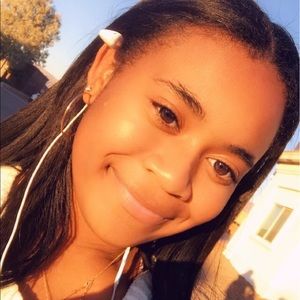 Meet your Posher, Elise